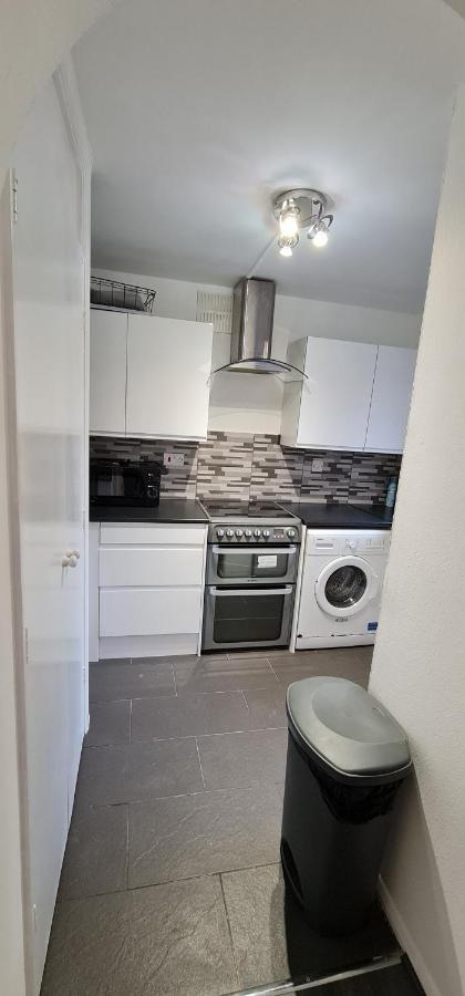 1 Bedroom Service Apartment With Netflix West Thurrock Extérieur photo