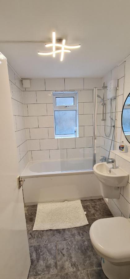 1 Bedroom Service Apartment With Netflix West Thurrock Extérieur photo
