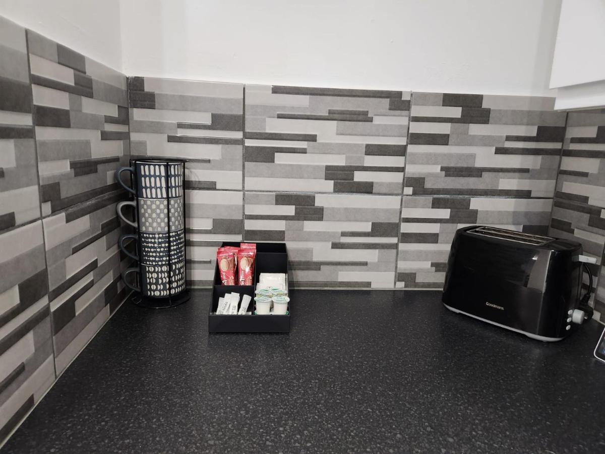 1 Bedroom Service Apartment With Netflix West Thurrock Extérieur photo
